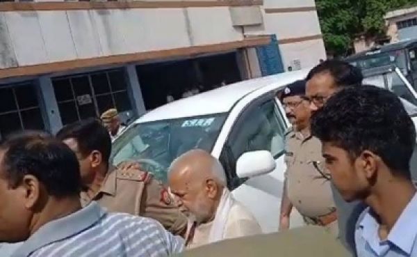 कोर्ट ने स्वामी चिन्मयानंद को घोषित किया भगोड़ा